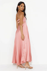 Strapless pleated floor-length dress, suitable for both banquets and vacations.