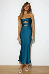 Retro light blue warm floor-length dress, a stylish outfit perfect for commuting or dates