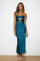 Retro light blue warm floor-length dress, a stylish outfit perfect for commuting or dates